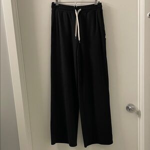 Vuori Halo Essential Wideleg Sweatpants in black heather. Worn once!! Like new